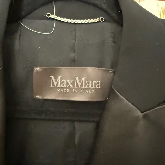 MaxMara Elegant Black Double-Breasted Blazer - Picture 2 of 11